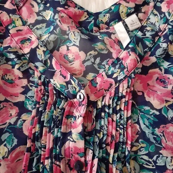 Lauren Conrad Pink floral size small Semi sheer blouse - Picture 3 of 3
